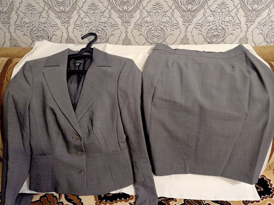 Продам женский костюм, срочно.