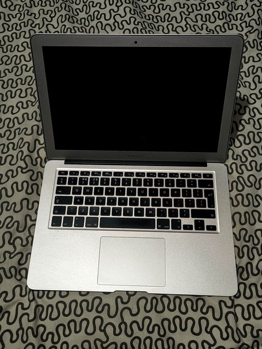 Vand laptop Makbook Air