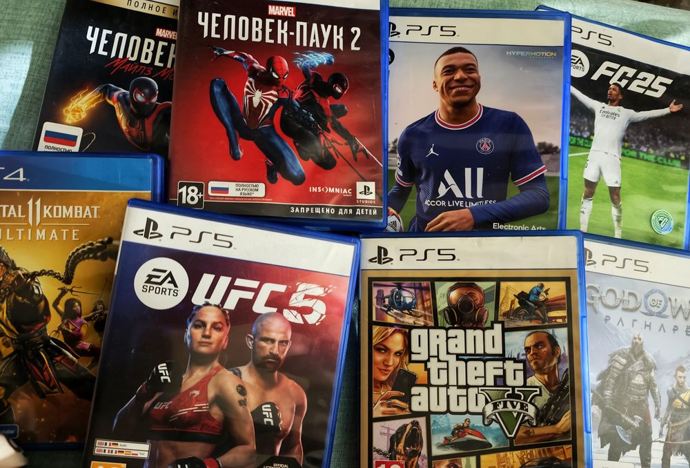 PlayStation 5, два геймпада и игры