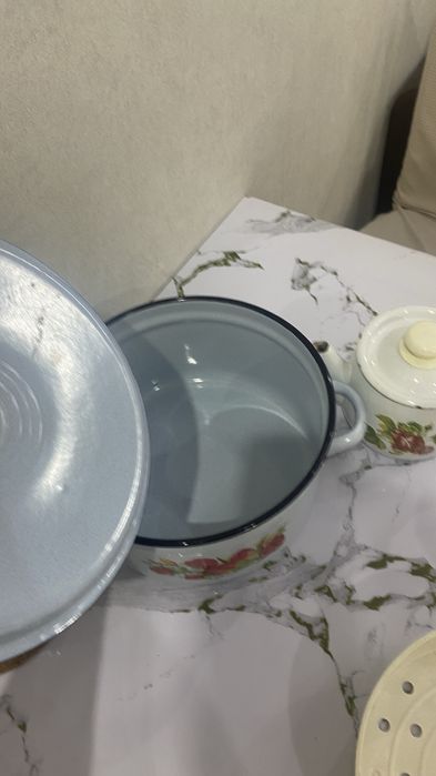 Эмалированная кастрюля, чайник