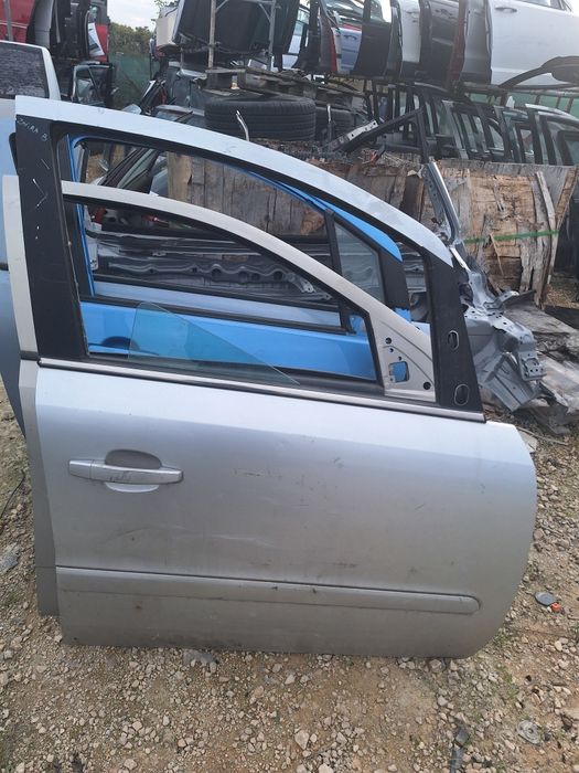 Предна лява врата Opel Zafira B / Опел Зафира Б 2006г.