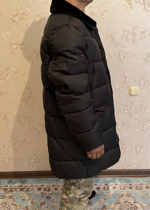 Черная мужская куртка.