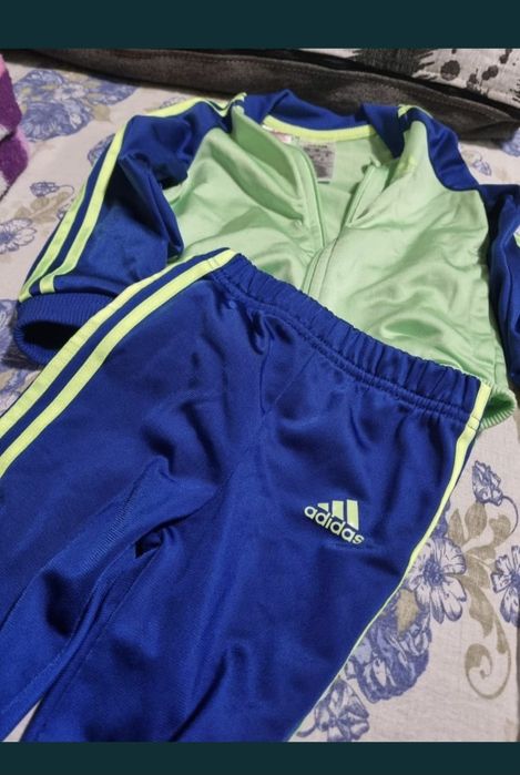 Vând trening adidas 12-18 luni