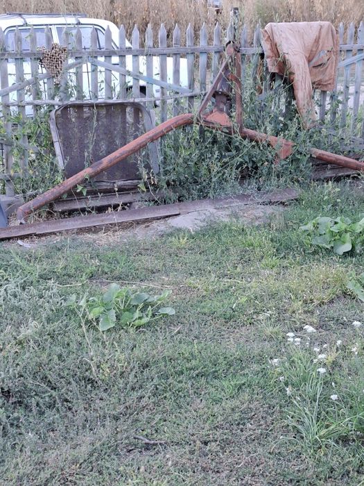 Продам Трактор на ходу стоить примерно полгода колеса снятые стоит