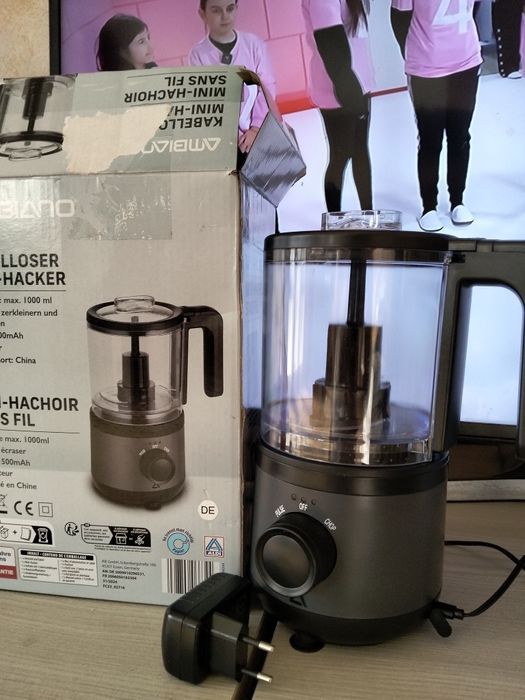 Robot bucătărie nou.