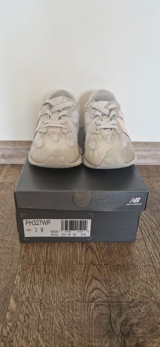 Маратонки за момиче марка "New  balance".