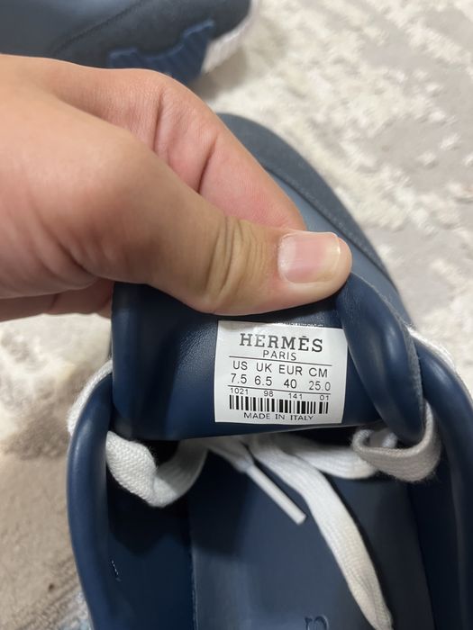 Hermes бредть обовь