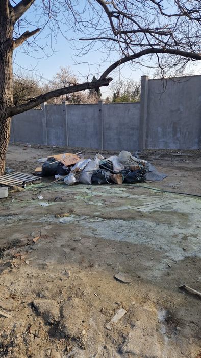 Ridicam saci cu moloz