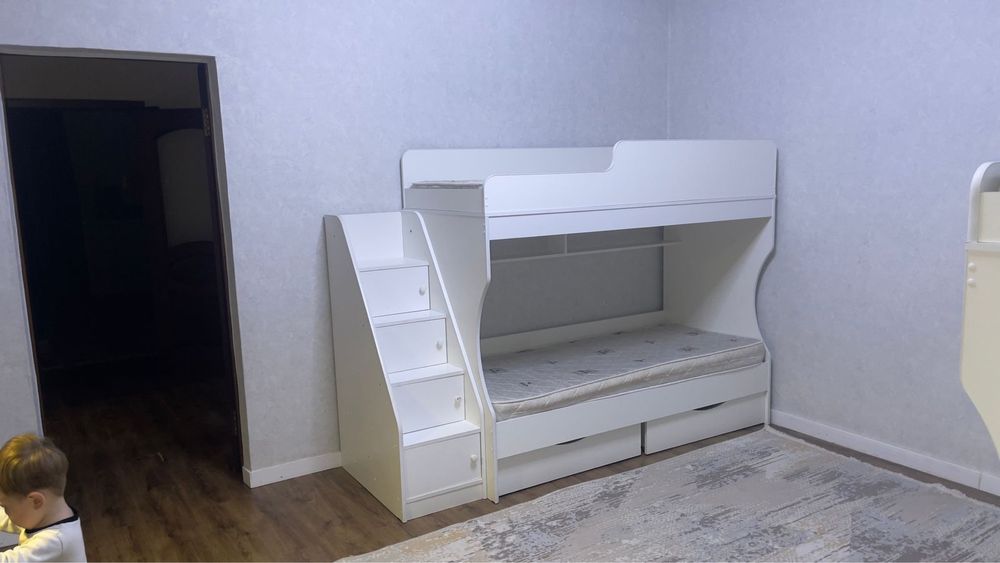 Двухъярусная кровать с матрацами