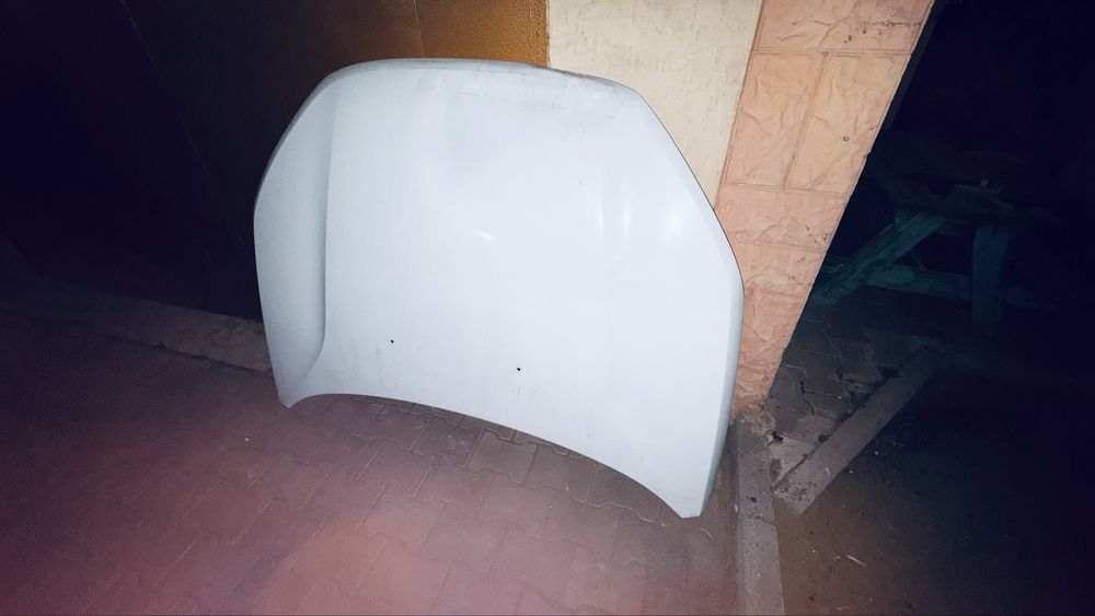 Капот на Лада Веста