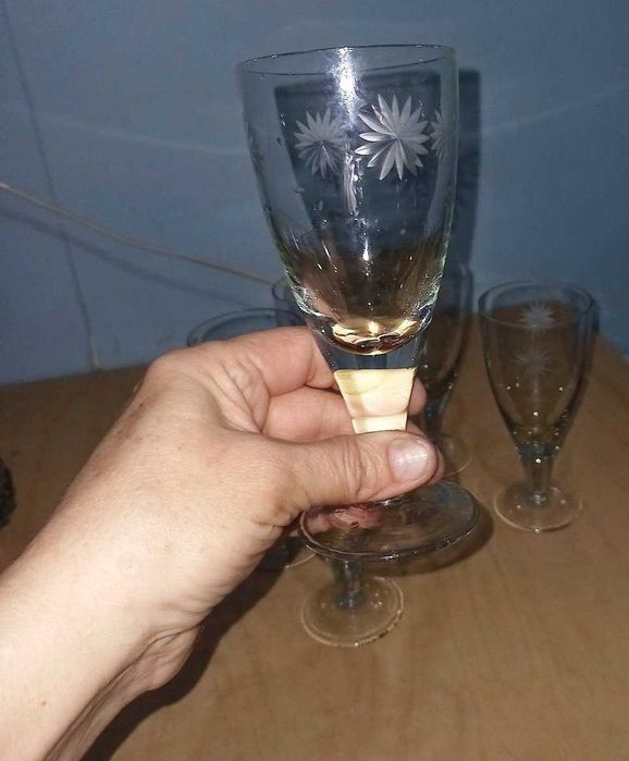 Продам рюмки 6 штук, набор, один с позолотой, другой с рисунком.