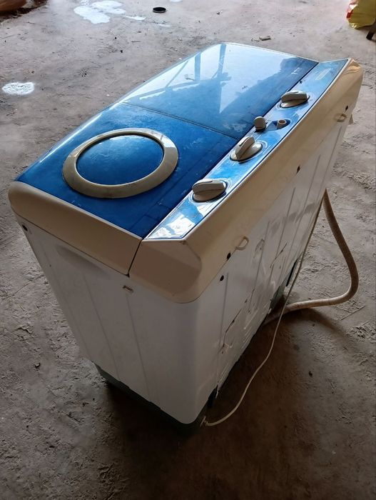 Kir moshina sotiladi