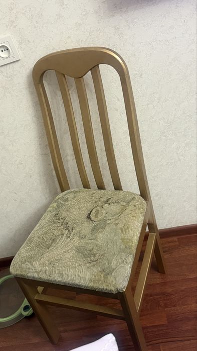 Стол и стулья для гостинной