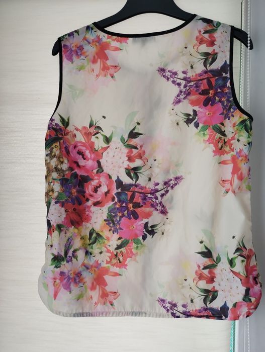 Bluza fara mâneci cu imprimeu floral