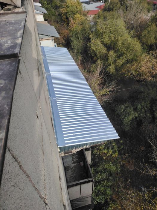 Монтаж козырьков над балконами