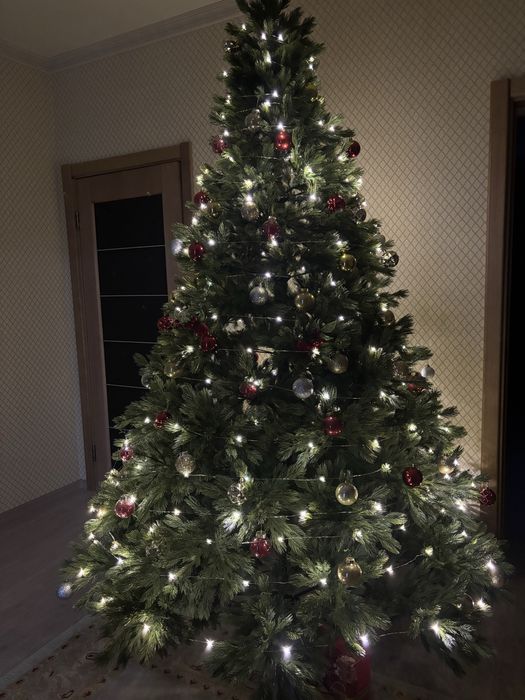 Елка новая с игрушками