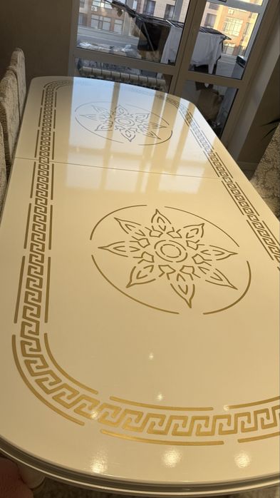 Стол для гостей или гостинной