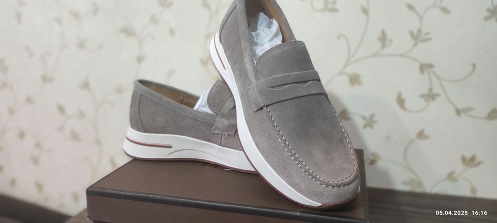 Продается новая обувь 40 размера.