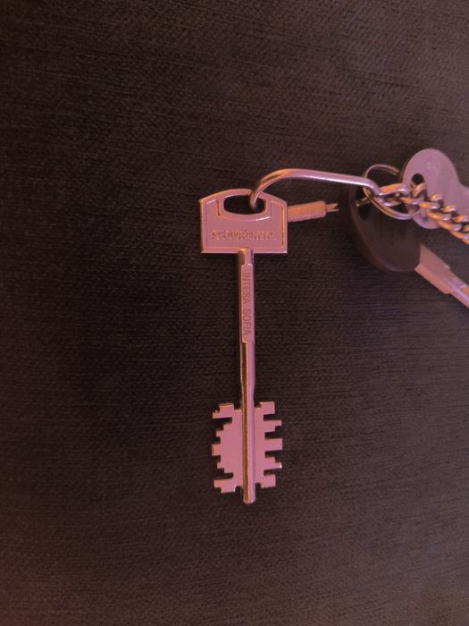 Блиндирана входна външна врата. Перфектна + топ брава + стоманена каса