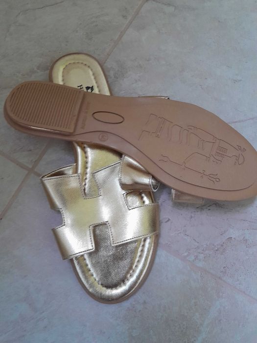 Златисти нови чехли