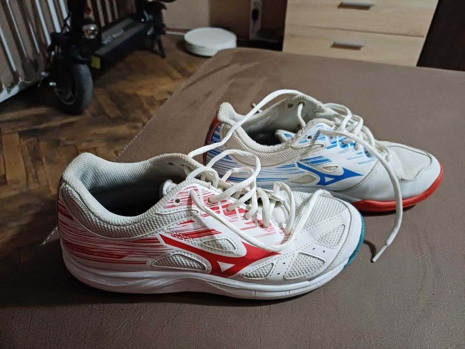 Продавам спешно маратонки