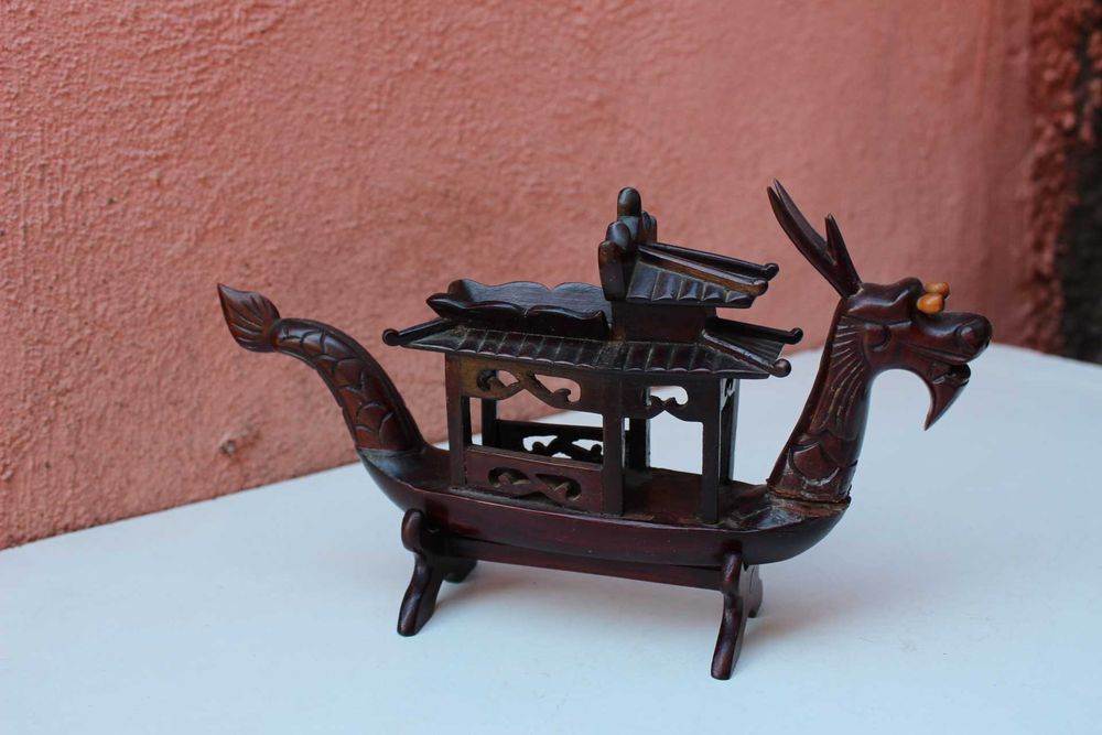 Figurina barca DRAGON, piesa colectie, sculptura lemn rosu CHINA