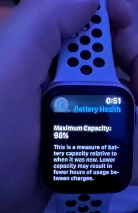 Apple Watch SE 40mm GPS, използван със спортна каишка Nike и магнитна гривна