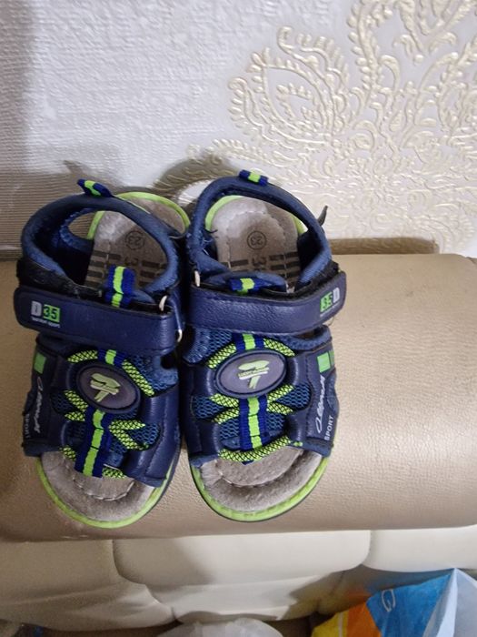 Продам детскую обувь