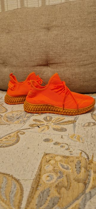 Продам новые кроссовки