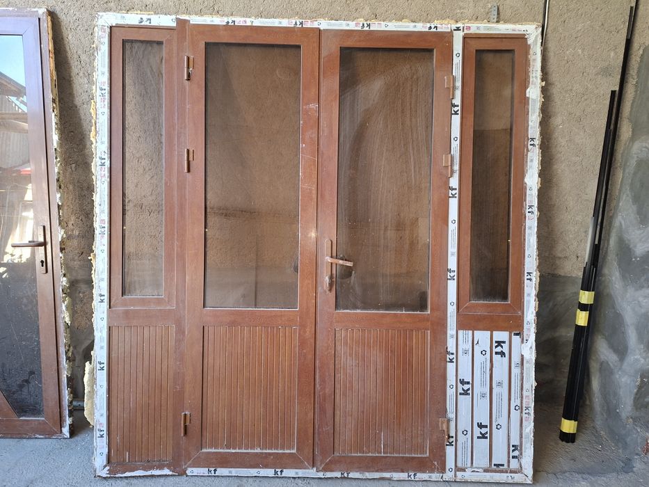 Дверь с двумя окнами