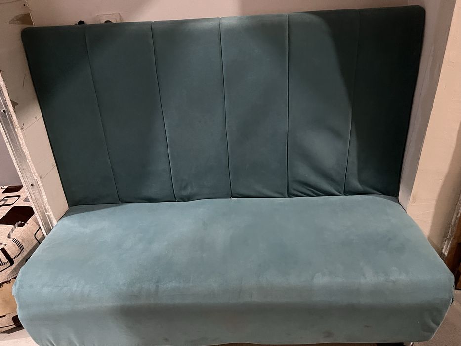 Компактный велюровый диван