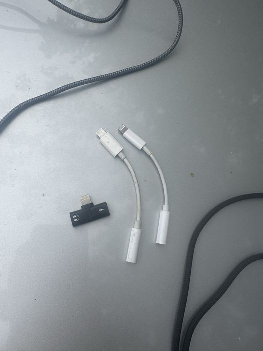 Аксесоари за iPhone: Зарядни, Lightning към AUX кабели и преходници