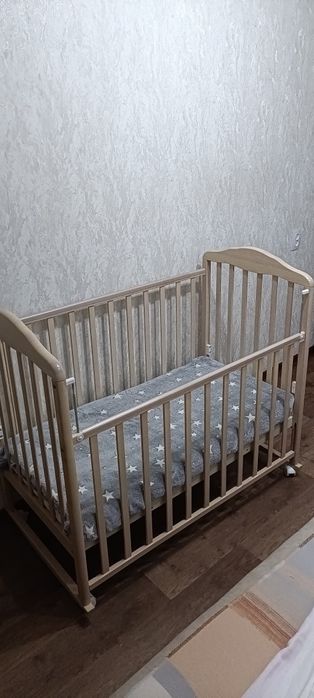 Детская кроватка с матрасом