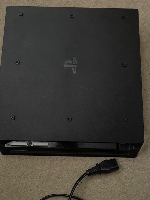 Игрална конзола PS4 pro