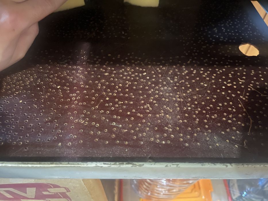 Один аквариум (на фото слева)