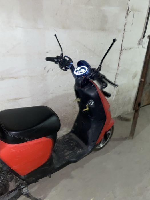 красный электро мопед