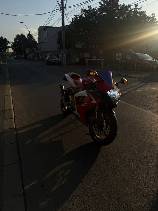 Vând gsx-r k7 600