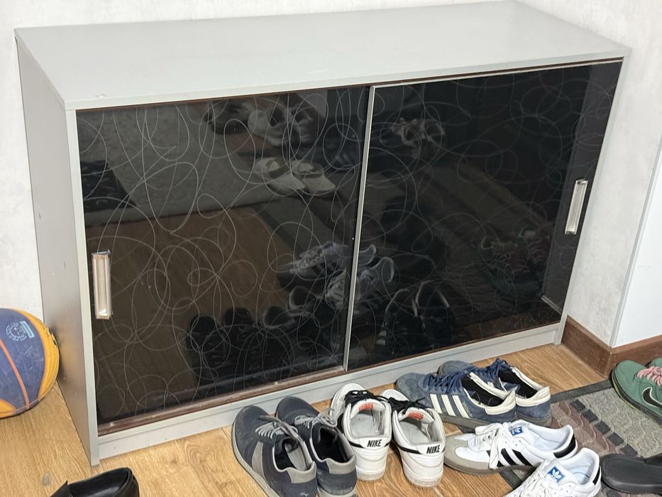 Шкаф и обувница.