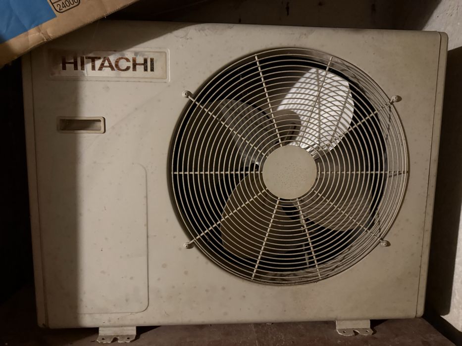 Климатик стар работещ два броя Hitachi