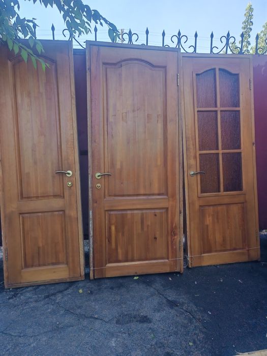 Продам двери из массива дерева