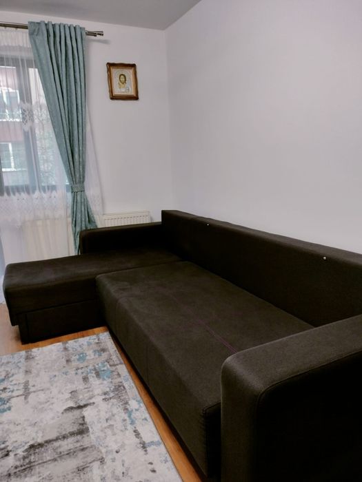 Vând canapea extensibilă cu 2 spații de depoItare