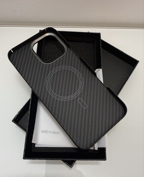 Huse Carbon Kevlar Iphone 16 Pro max cu magsafe