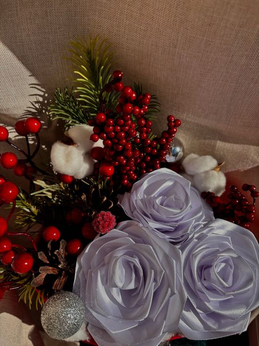 Празничен букет с ръчно изработени рози