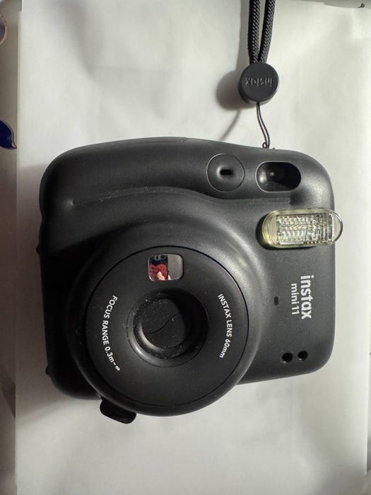 Instax mini 11 в хорошем состояние