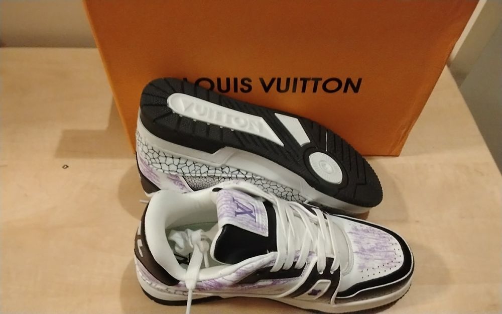 Adidași de vânzare