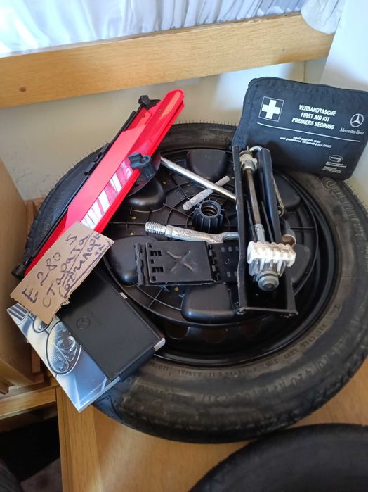 Патерици в комплект с останалите аксесоари за Мерцедес