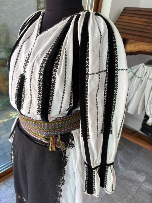 Costum popular vechi autentic