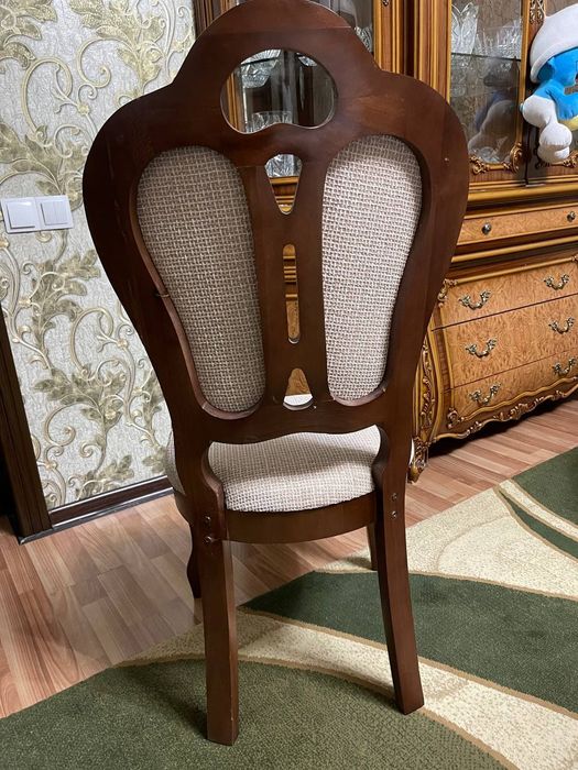 Столы и стулья на 12 человек со скатертью