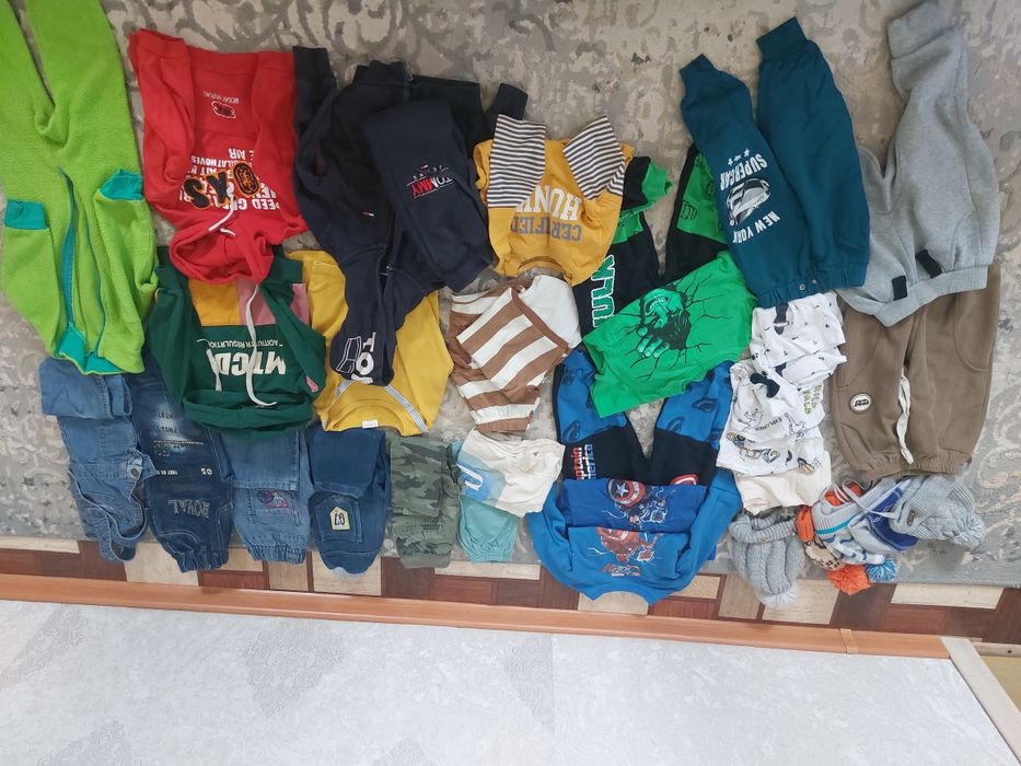 Продам три пакета детских вещей