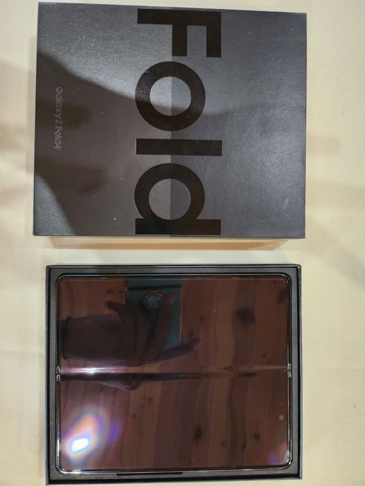 Продавам телефон Z fold 4